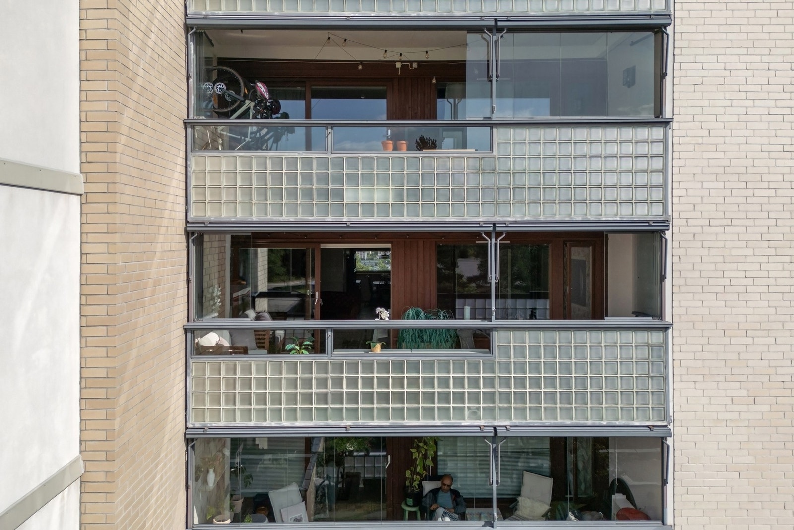 Den innglassede balkongen vender mot vest. Galleribilde