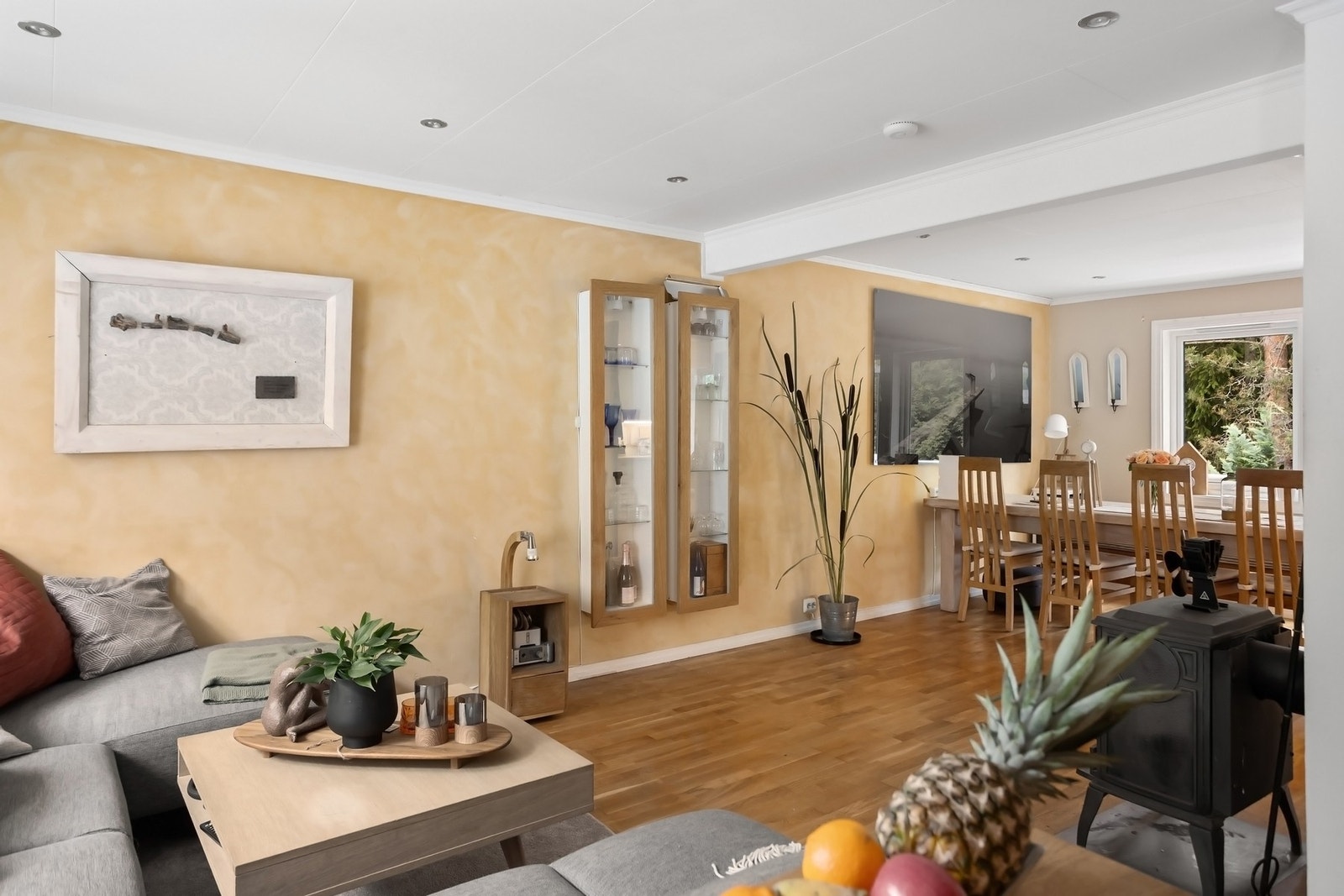 Den herlige stuen har god plass til stor og hyggelig sofagruppe, tv-seksjon, og øvrig ønsket møblement. Galleribilde