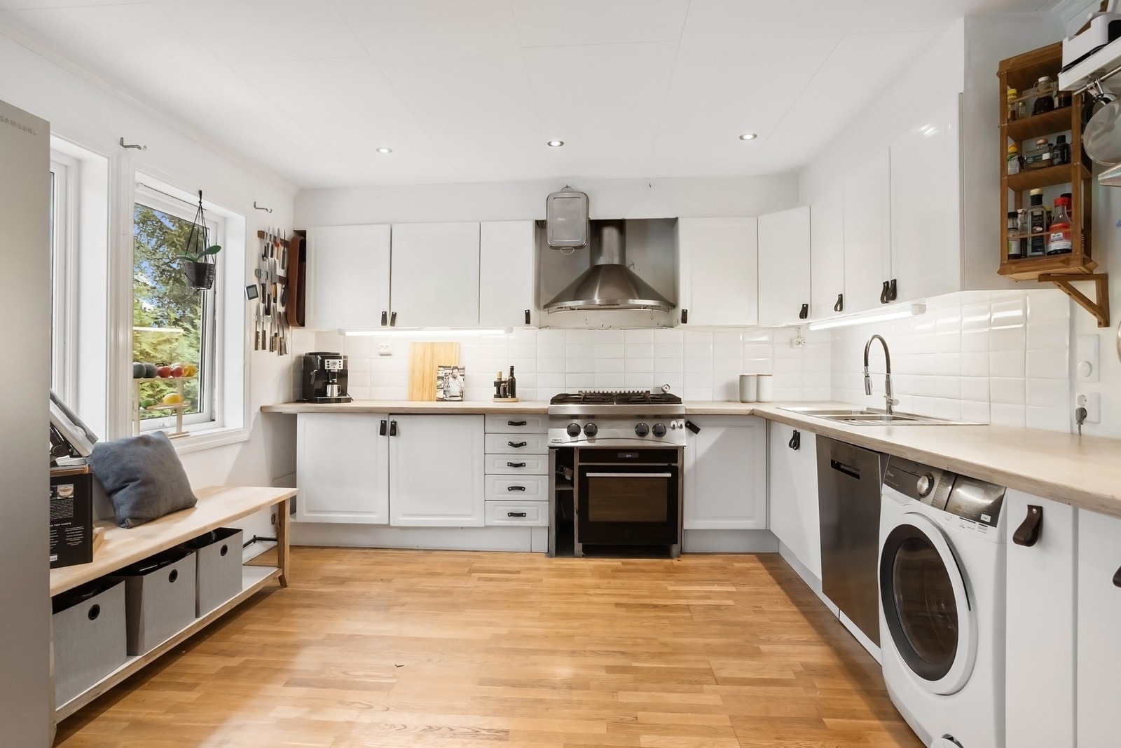 Stilfullt kjøkken som er godt utstyrt. Til deg som er glad i å lage mat fra bunnen av, er dette et kjøkken du kan være stolt av. Galleribilde