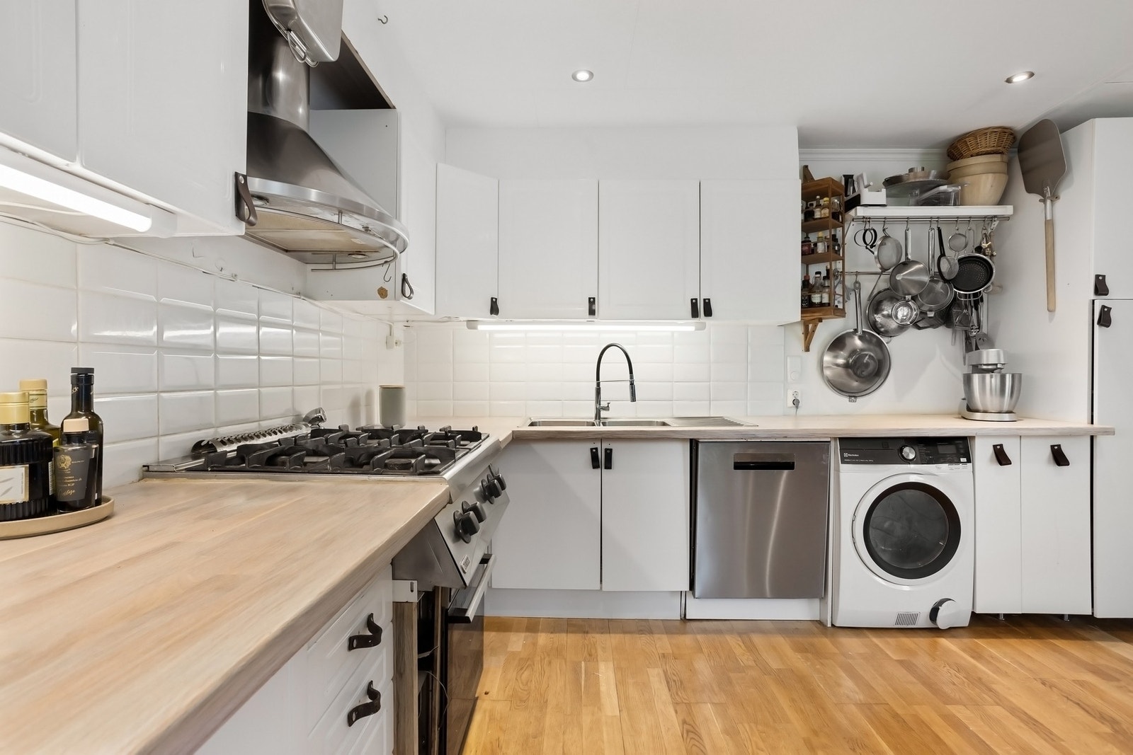 Kjøkkenet fremstår som en invitasjon til kokkekunst på sitt beste. Galleribilde