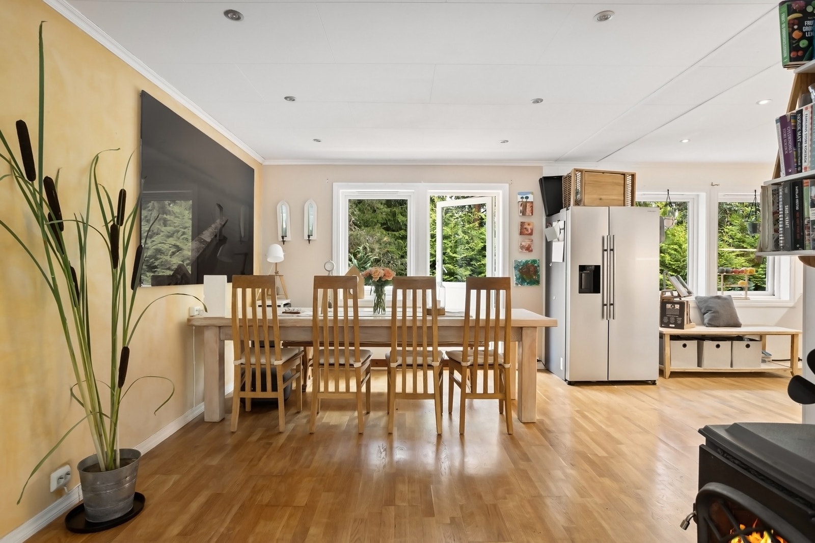 God plass til spisebord for flere gjester, eller en ytterligere møbleringssone. Galleribilde