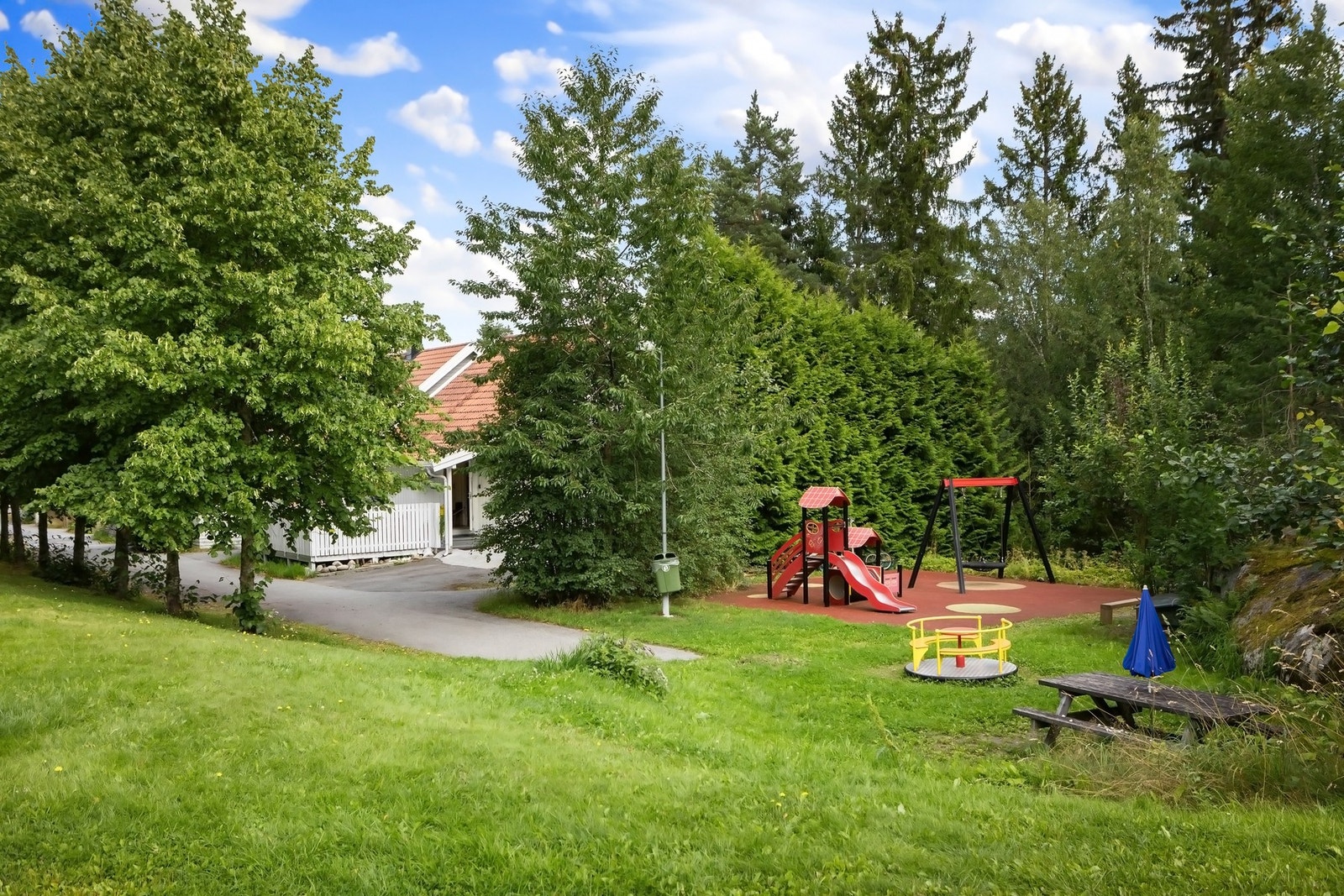 Her vil barna storkose seg, mens voksne kan stå og grille (grillplass på siden) Galleribilde