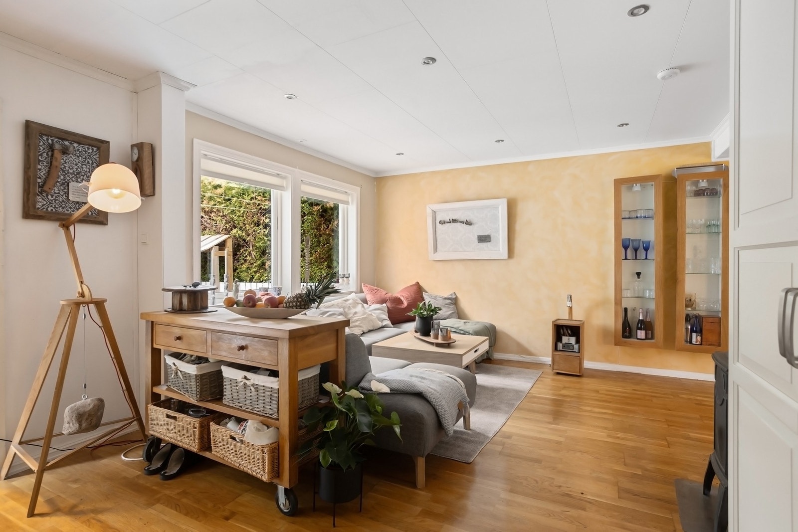 Stuen kan deles opp i flere møbleringssoner, her får du plass til alt du ønsker deg. Galleribilde