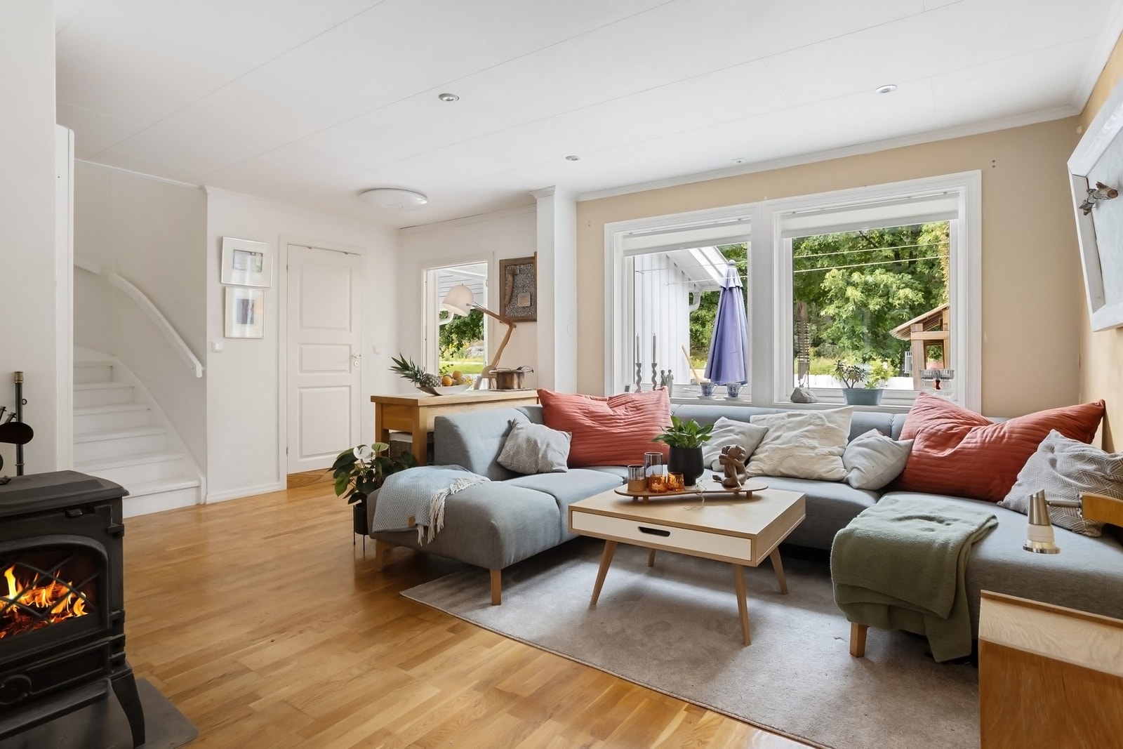 Stuen har plass til alt det en trenger og har en kvadratisk form. Dette er en møbleringsvennlig stue med plass til flere møbleringssoner uten at det går utover gulvarealet. Galleribilde