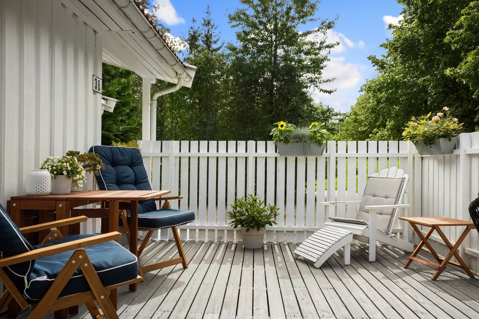 Usjenert og solrik terrasse Galleribilde