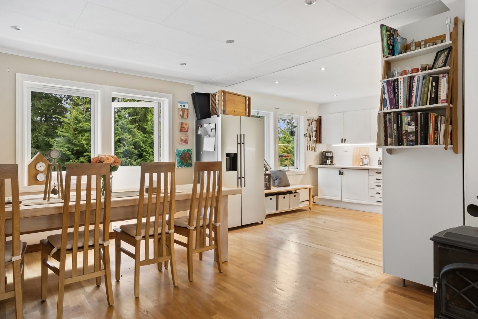 Boligen oser av høy trivselsfaktor - her ligger alt til rette for magiske stunder i godt selskap. Galleribilde