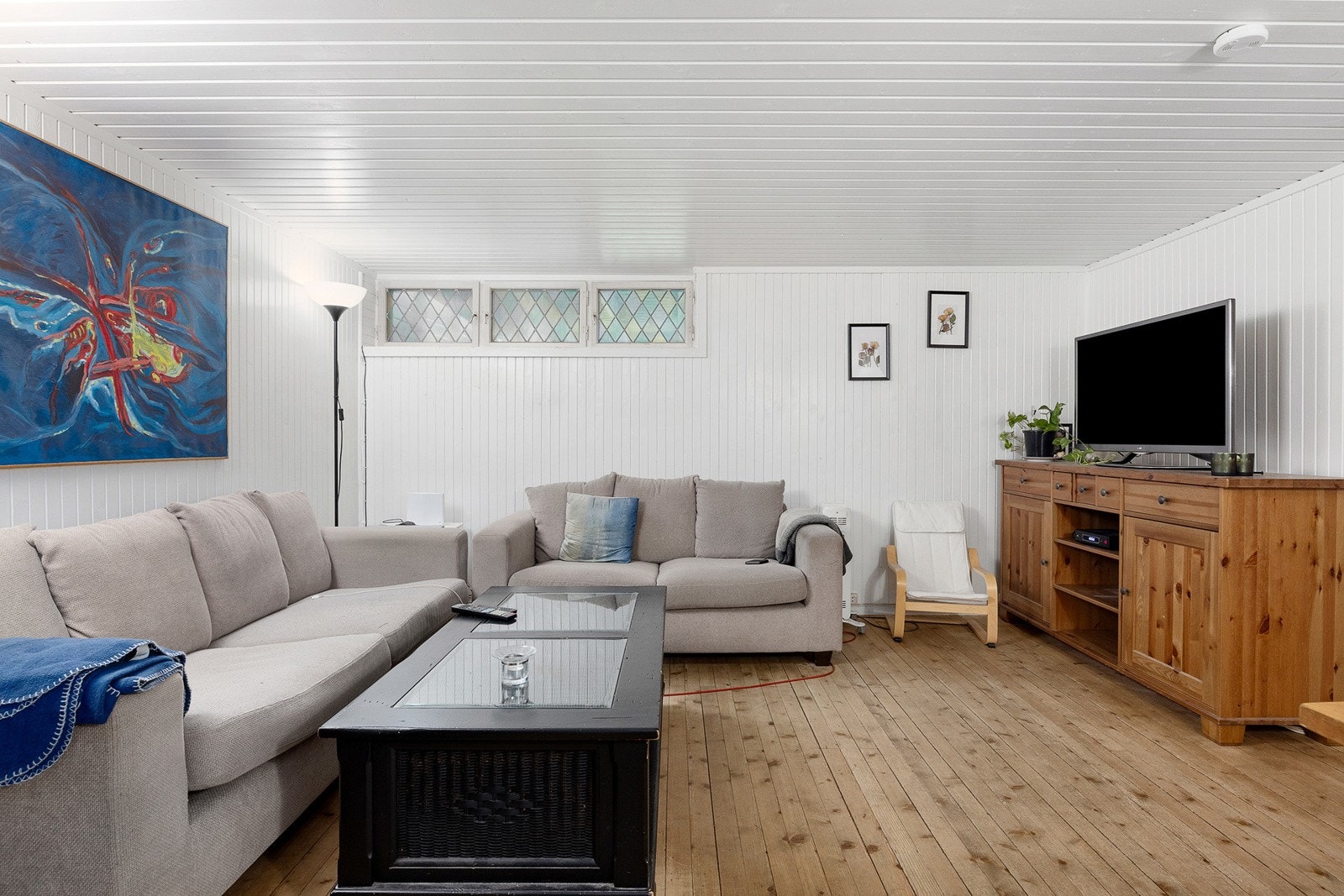 Stor kjellerstue med fin plass til sofagruppe og tv-møbler. Passer utmerket som tv-stue. Peis for vedfyring. Galleribilde