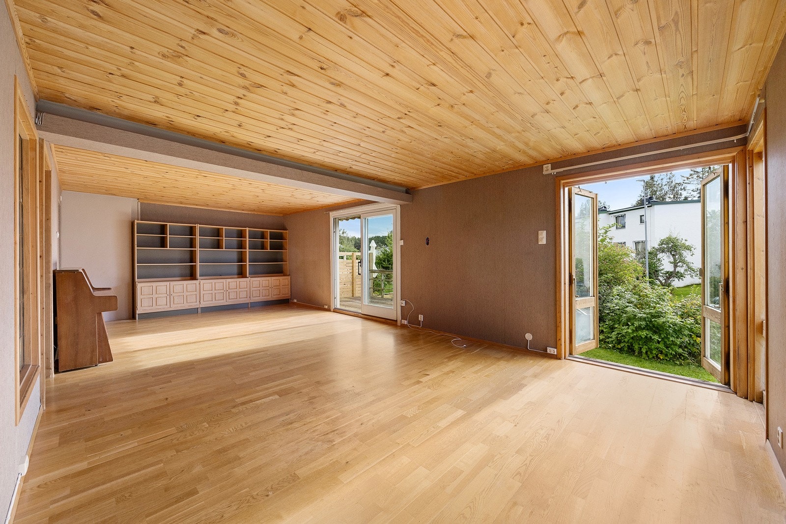 Romslig stue med store vindusflater som slipper inn rikelig med naturlig lys. Galleribilde