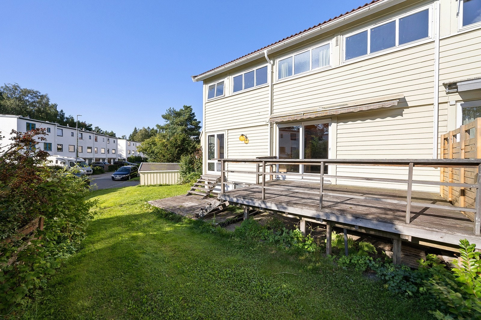 Solrik terrasse på ca. 12 kvm, med trapp ned til en terrasseplatting på ca. 12 kvm og tilhørende hage. Galleribilde