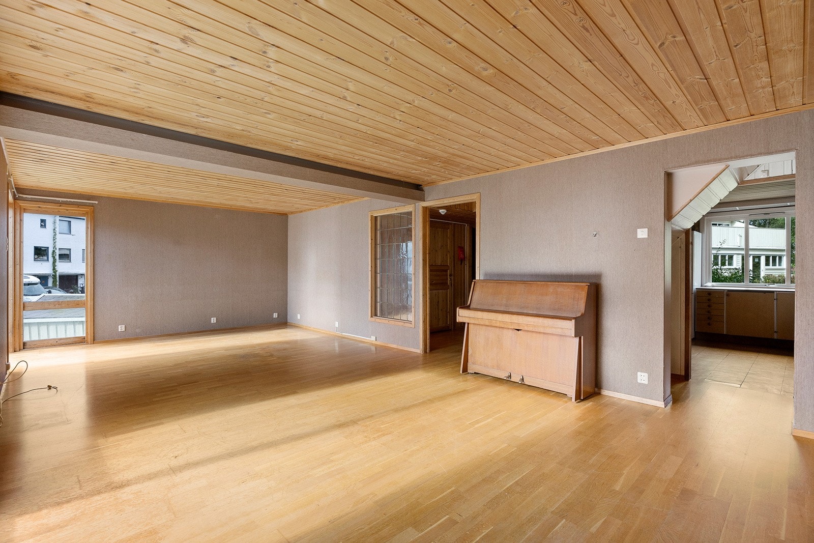 Gode møbleringsmuligheter med plass til sofagruppe, TV-møbler og stort spisebord. Galleribilde