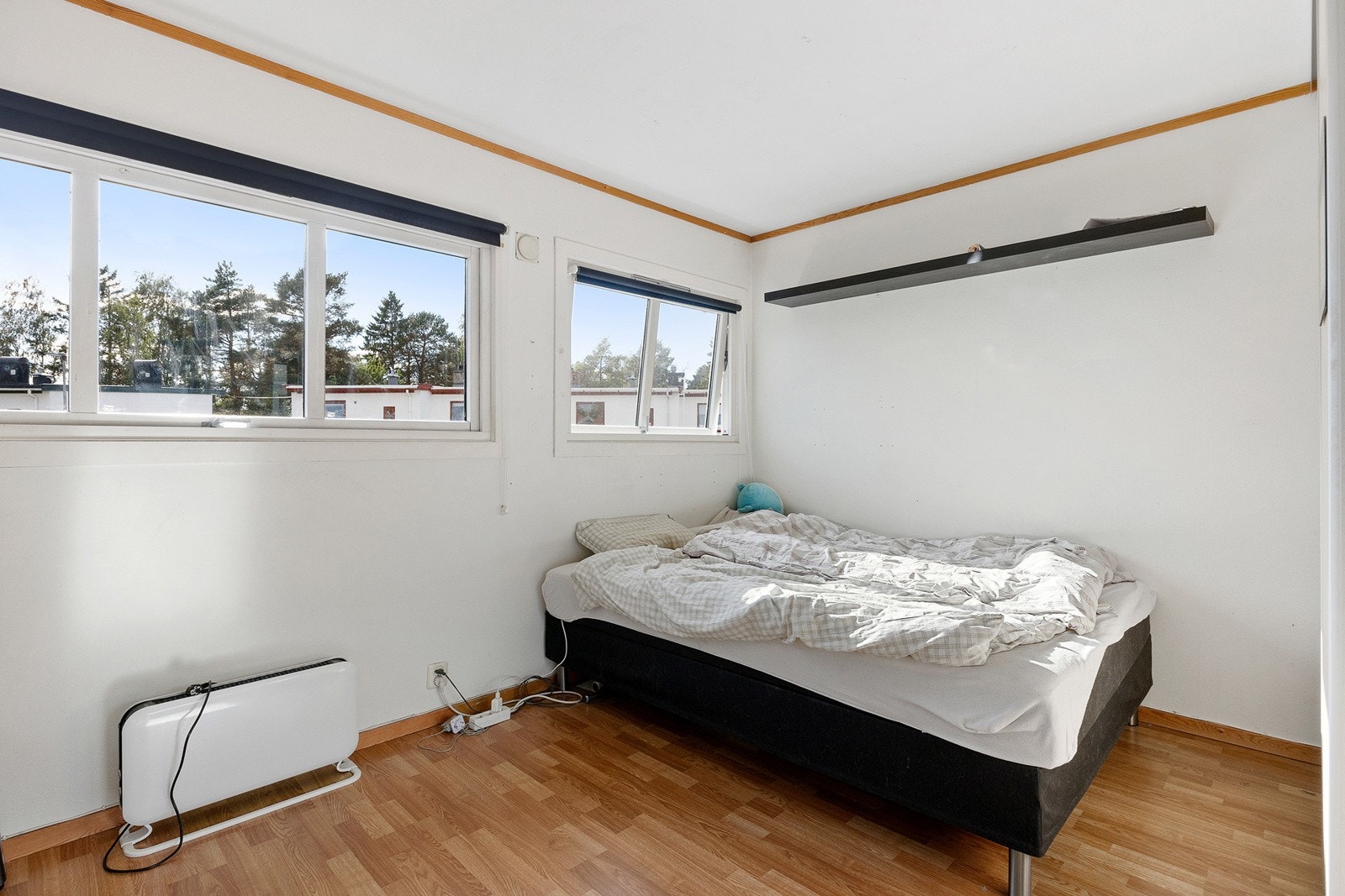 God plass til seng, nattbord og garderobe Galleribilde