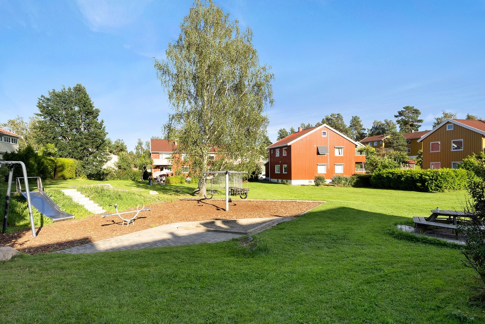 Fellesarealer i borettslaget er opparbeidet med asfalterte internveier, grøntarealer og variert beplantning samt naturtomt. Galleribilde