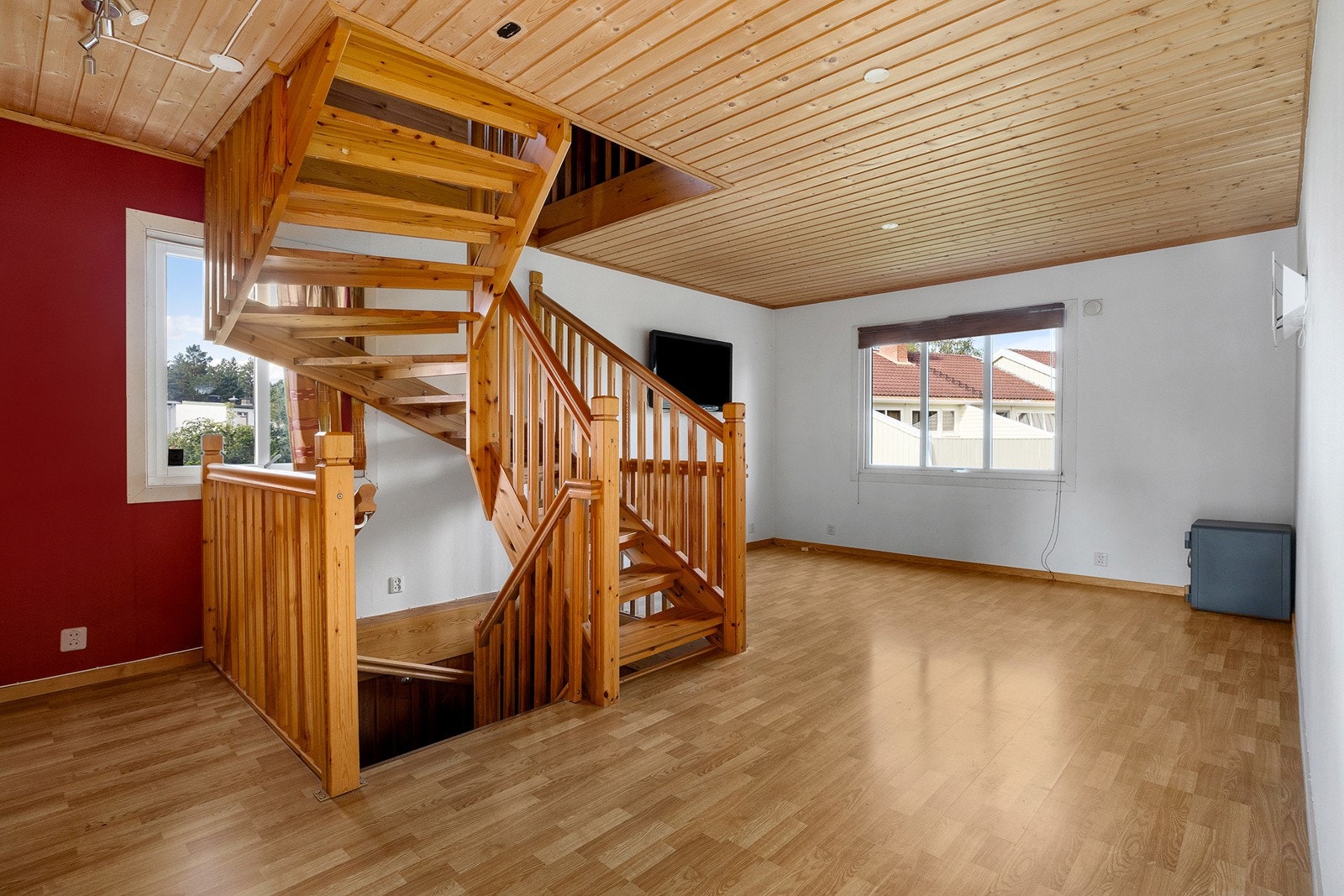 En ekstra stue i andre etasje som gir fleksibilitet til TV-krok, kontor eller ekstra oppholdsplass. Galleribilde