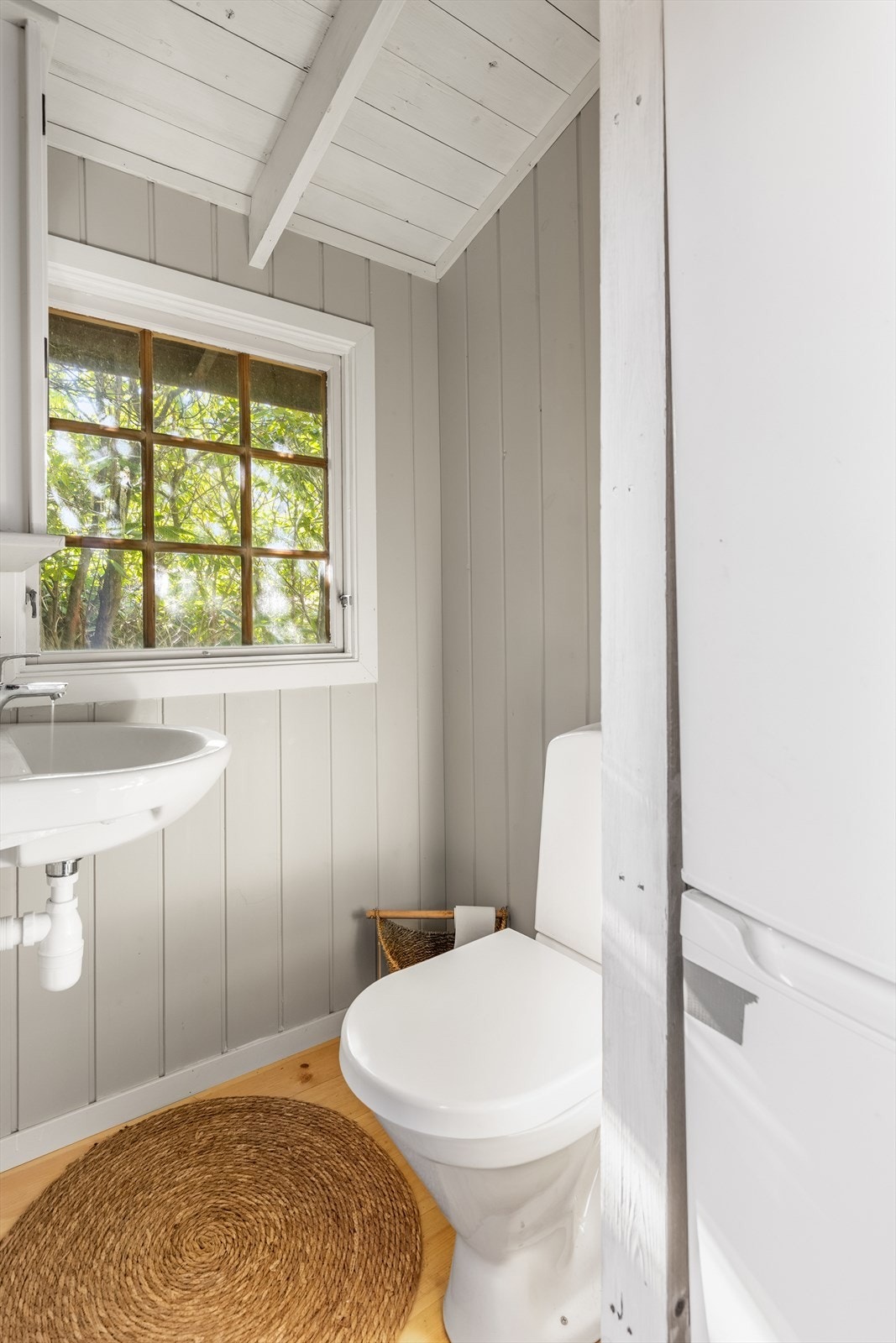 Bod. Bygningen har enkel standard. Bygningen har vedlikeholdsetterslep og oppgraderingsbehov. Det er installert vannklosett og servant med tilkobling til vann og avløp i bygningen Galleribilde