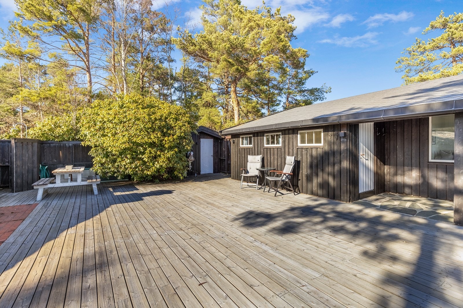 Et sted skuldrene kan senkes og sørlandsferien kan nytes. Nærhet til Sørlandets feriesenter som kan skimte med fine badeområder, kiosk og oppvarmet badeanlegg. Feriesenteret er virkelig et eldorado for barn Galleribilde