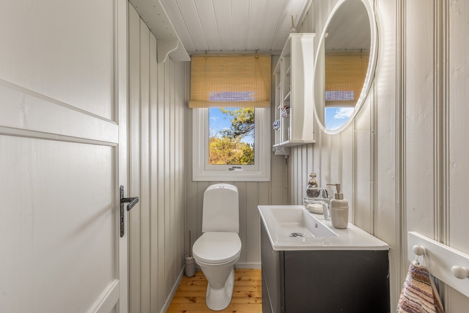 Overflater lakket tregulv. Vegg og takflater er utført med malt trepanel. Utstyr: Standard toalett og servantinnredning Galleribilde