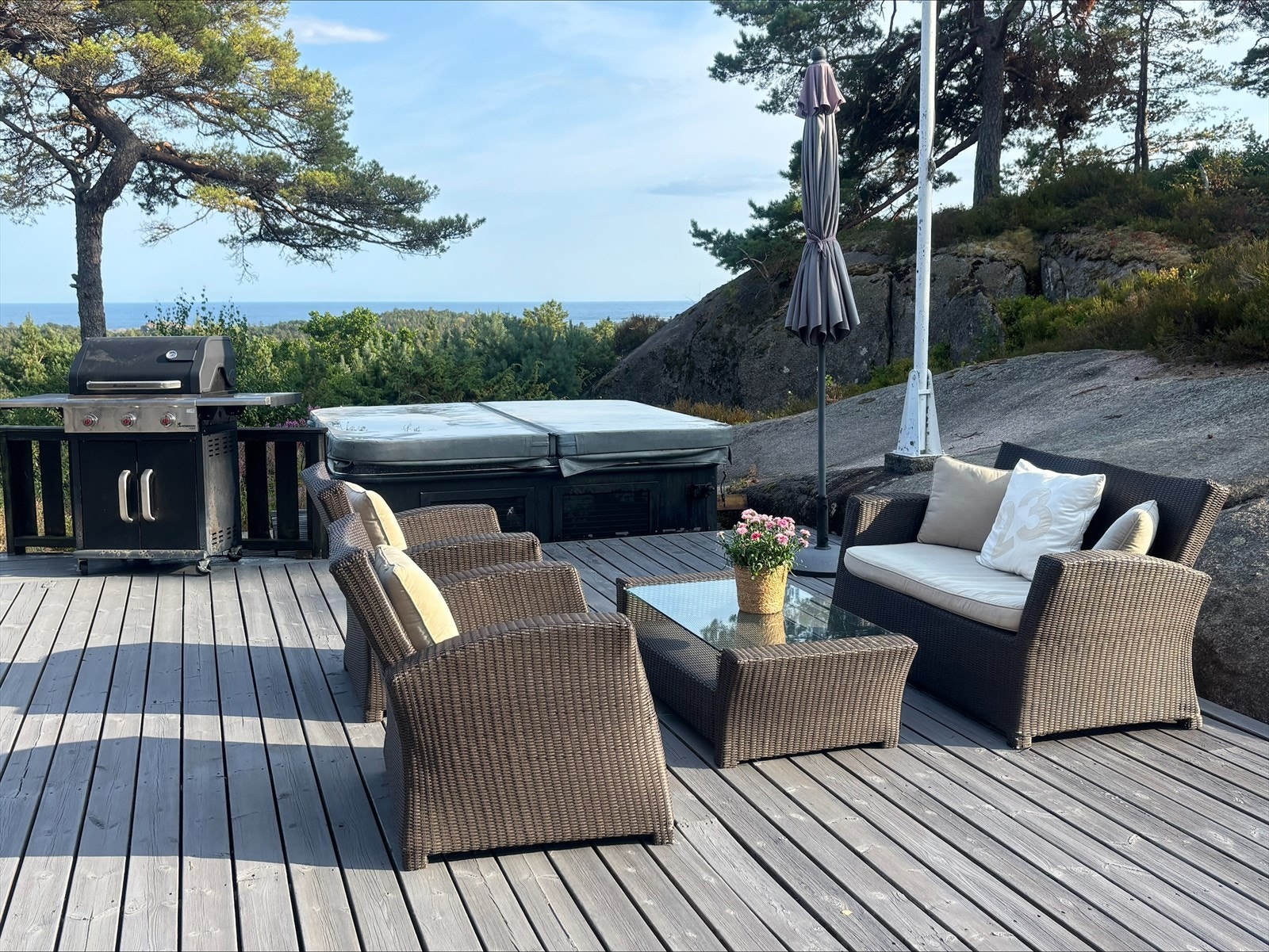 Hyggelig terrasse med god plass til å invitere venner og familie Galleribilde