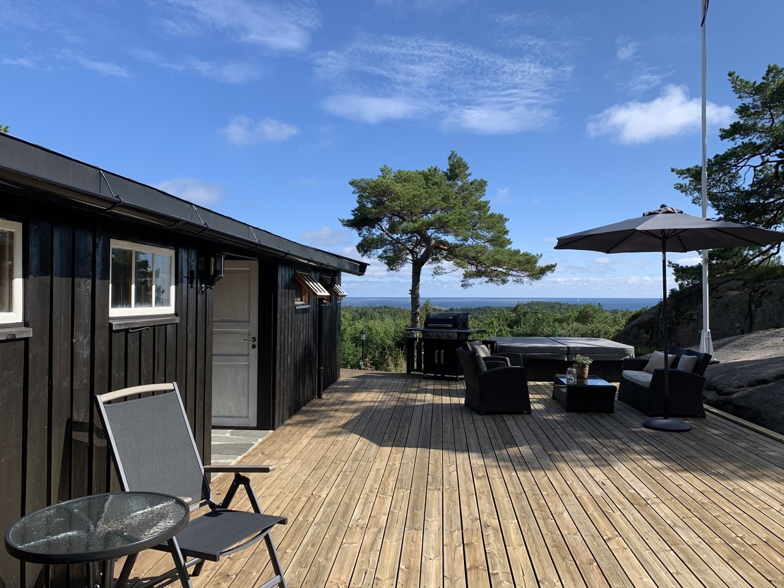 Privat bilde. Eiendommen ligger fint til i feltet med fin utsikt til sjøen Galleribilde