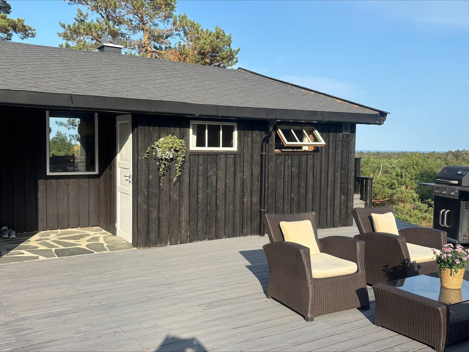 Terrassen med god plass til sittegrupper Galleribilde