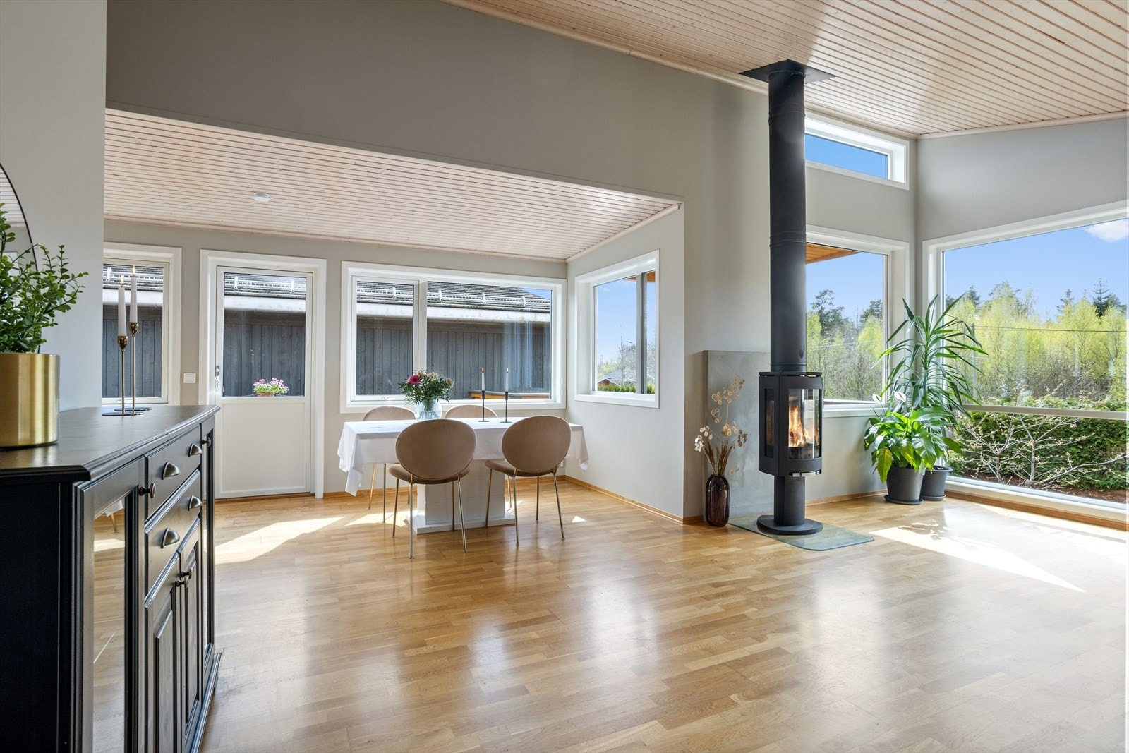 Naturlig spisesone som skiller stuen og kjøkken. Galleribilde