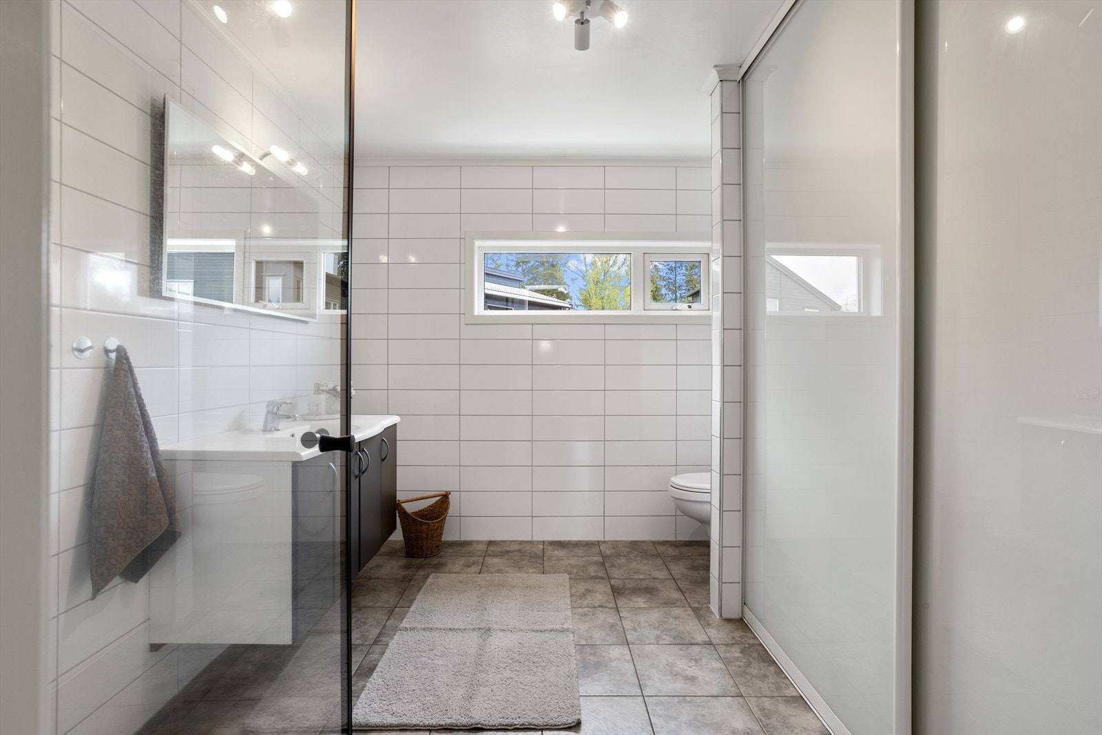 Bad / Vaskerom. Praktisk skyvedør til vaskemaskin o.l. Galleribilde