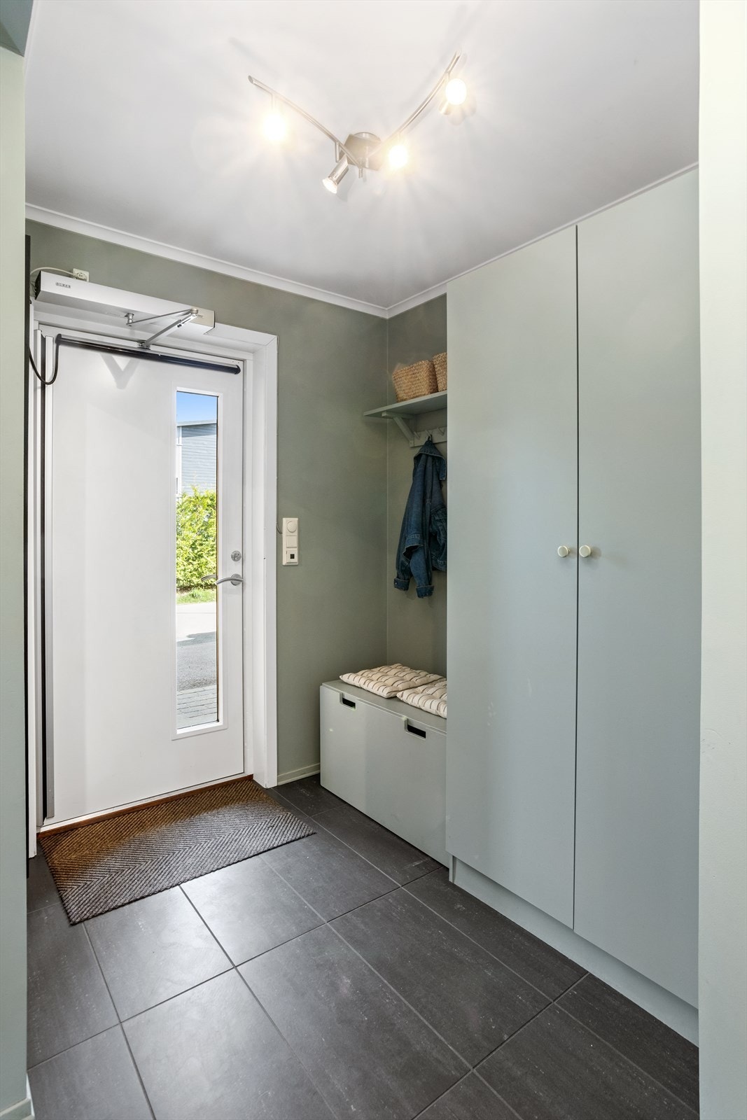 Når du trer inn, møtes du av en lys og romslig entré. Dette moderne inngangspartiet gir et stilrent førsteinntrykk av boligen. Galleribilde