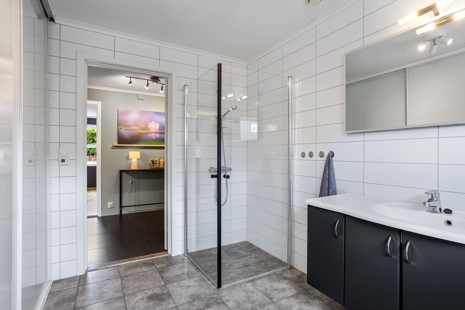 Innredet med servantinnredning, dusjdører og wc. Galleribilde