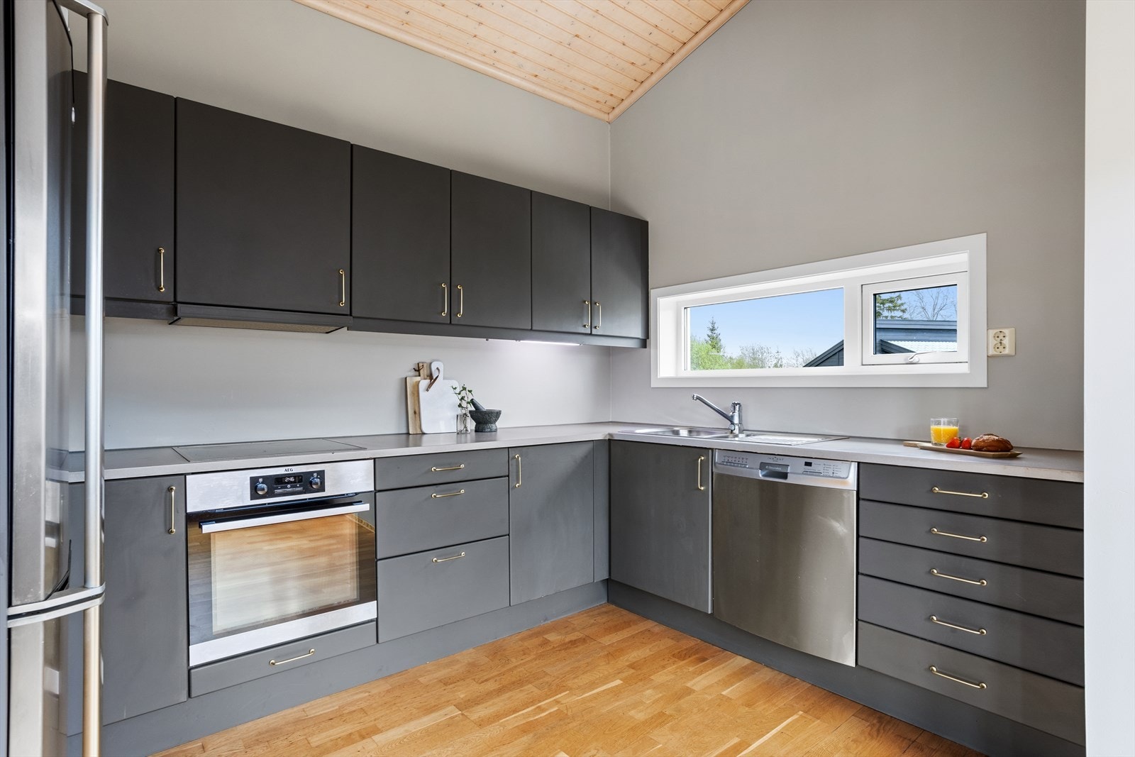 Ved stuen er det et moderne og bruksvennlig kjøkken med god skapplass. Galleribilde