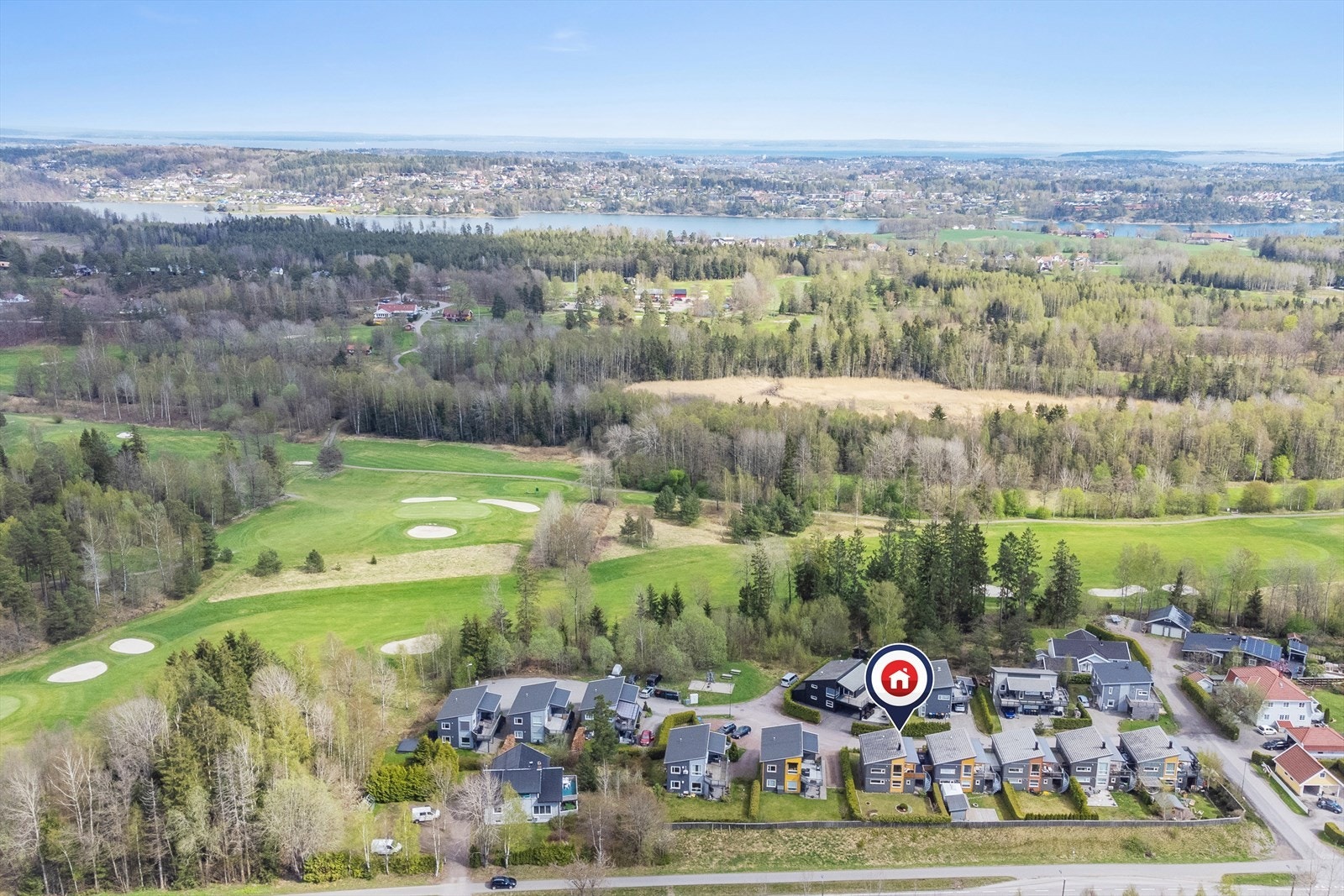 Dette er en moderne, luftig og pen enebolig fra 2008 i kjede. Galleribilde