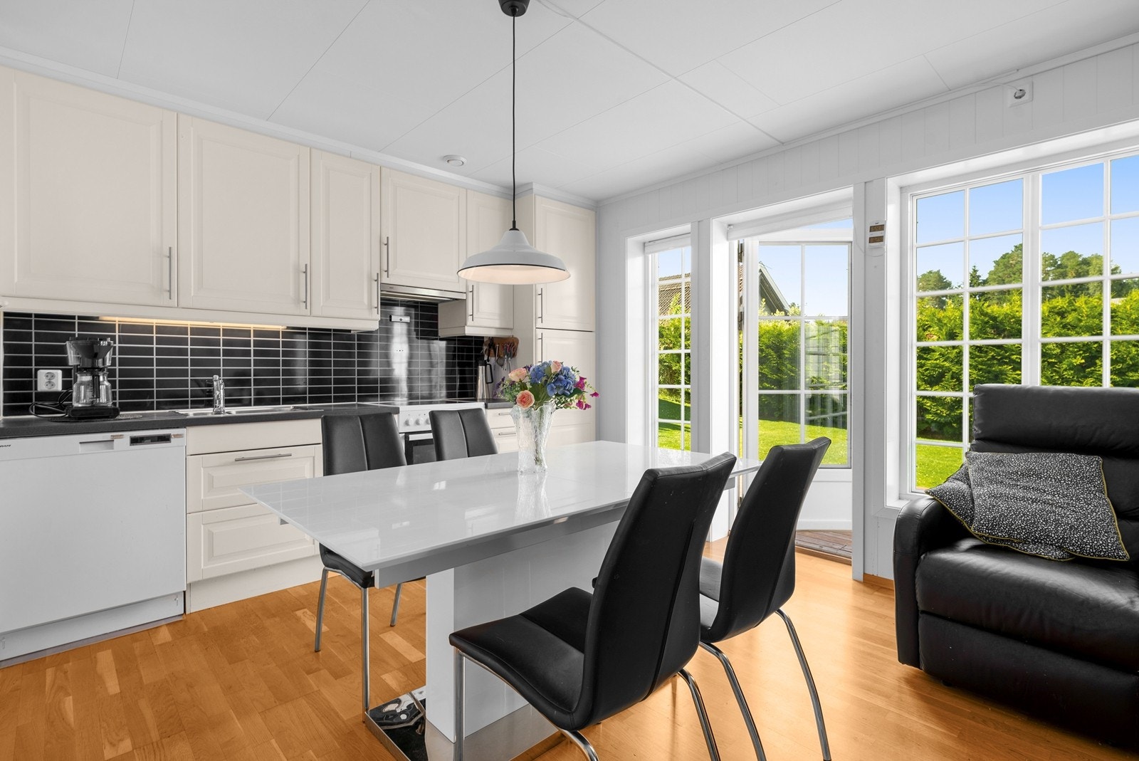 Rommet har store vindusflater som gir rikelig med naturlig lys til boligen. Galleribilde