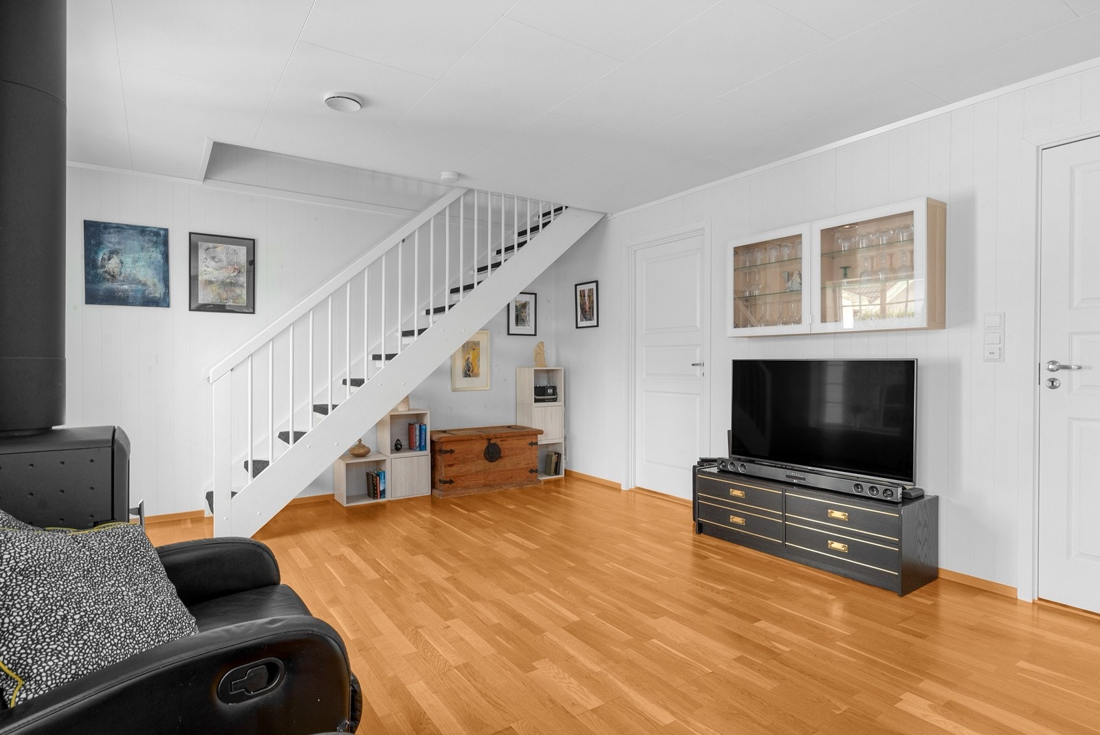 1.etasje består av entré, bod, kjøkken/stue, et soverom og bad/vaskerom. Galleribilde