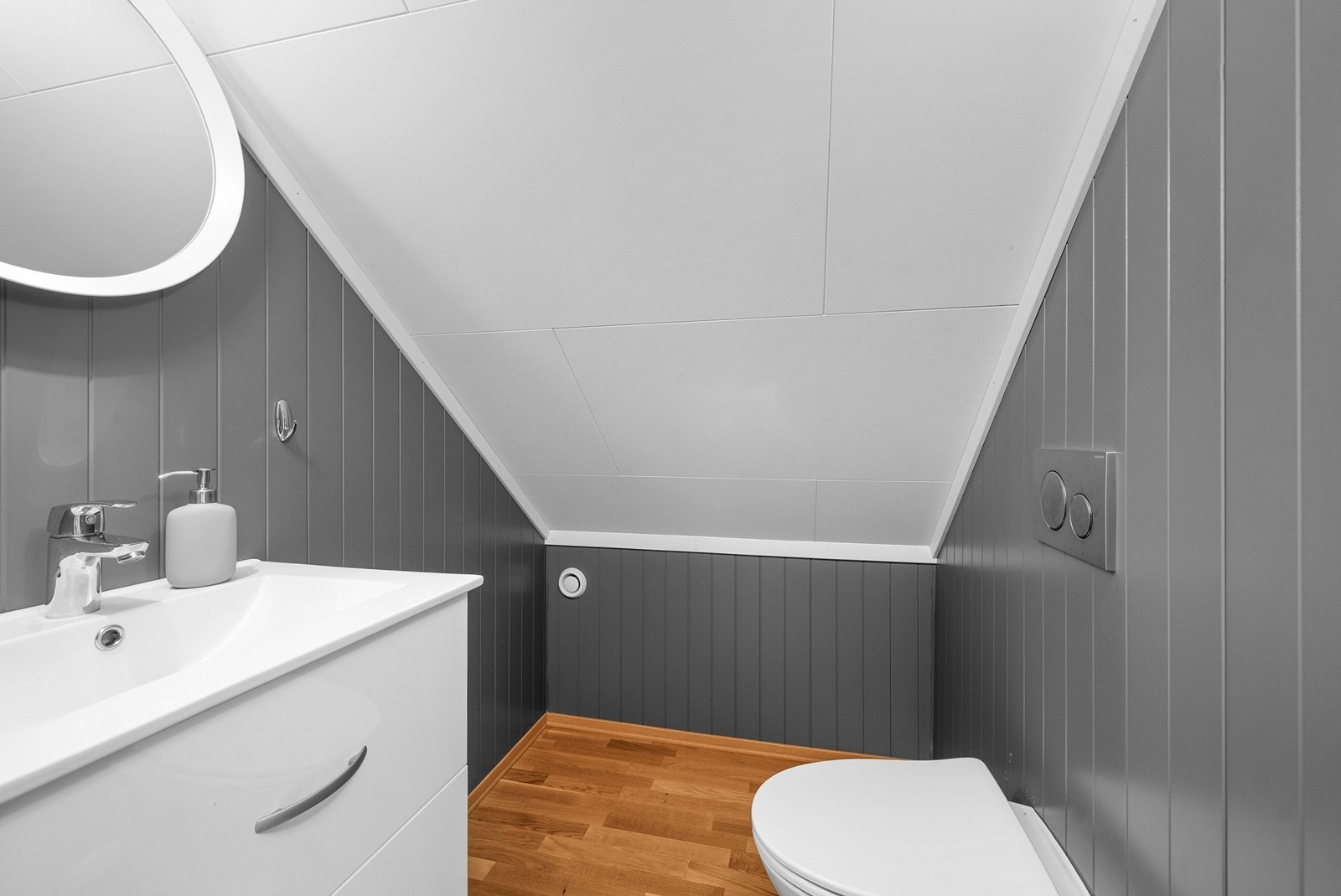 Toalettrom i loftsetasjen er innredet etter at ferdigattest er gitt. Galleribilde