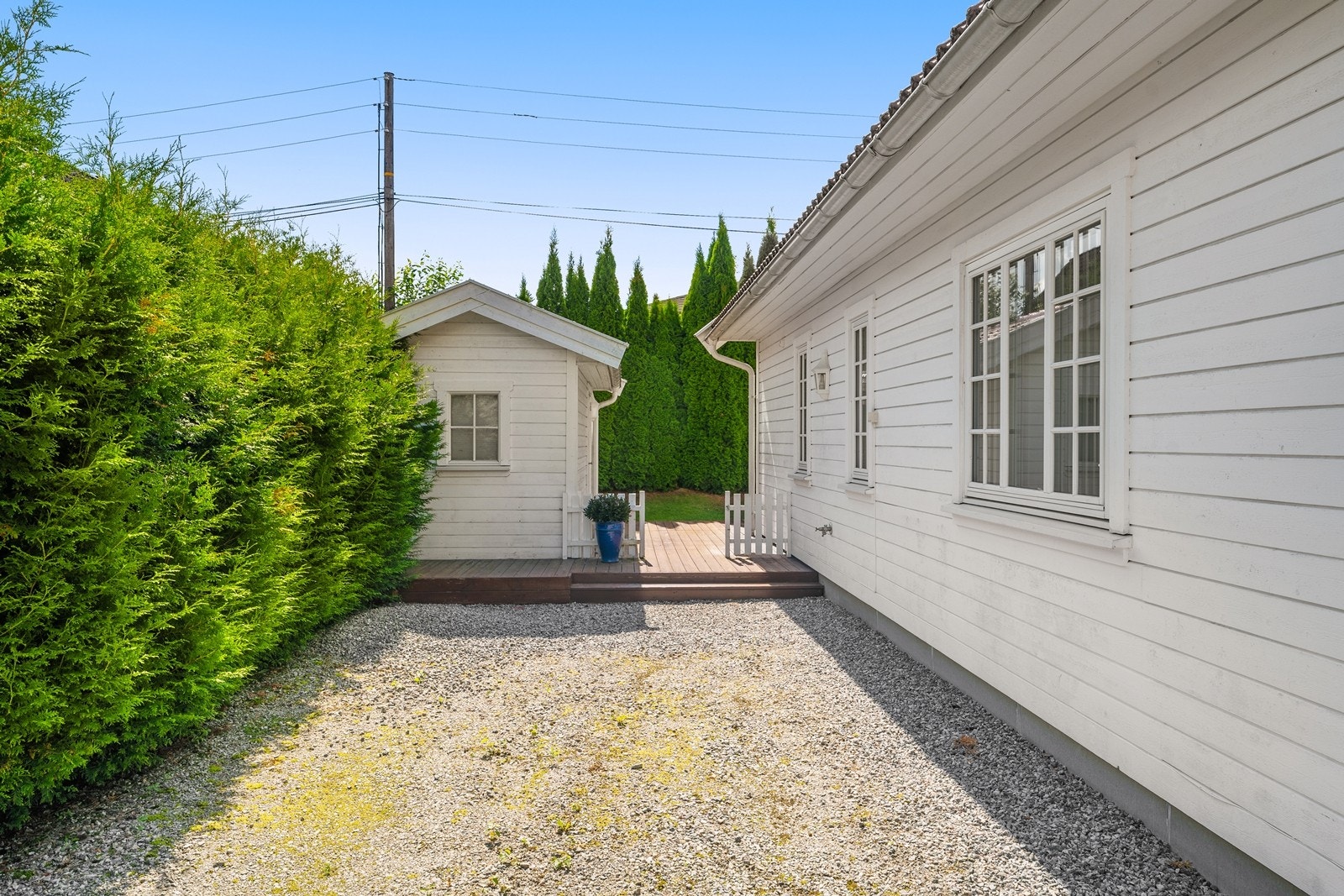 Godt med parkering utenfor boligen. Galleribilde