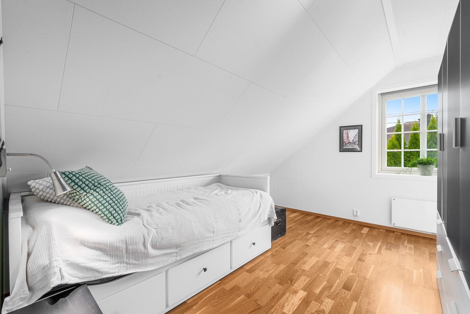 Soverommene er av god størrelse og har godt med garderobeløsninger. Galleribilde