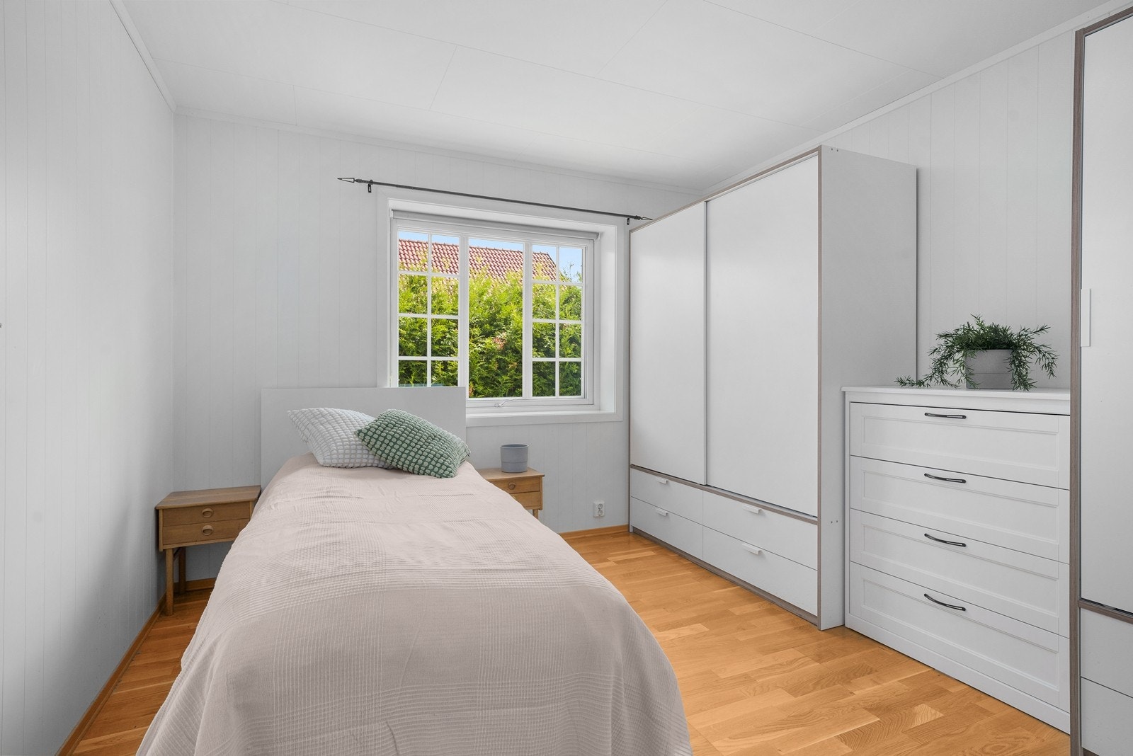 Hovedsoverom i 1.etasje som har godt med skapplass Galleribilde