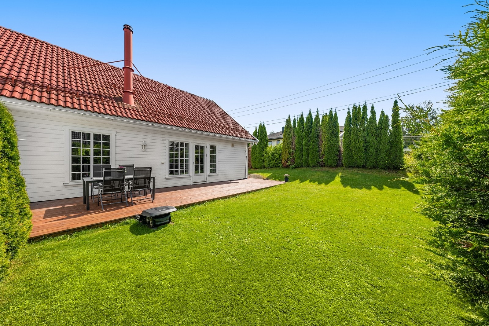 Med terrasseplatting som omkranser to av boligens sider. Galleribilde