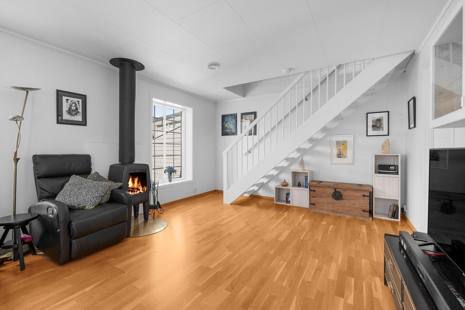 Stue og kjøkken i åpen løsning. Galleribilde