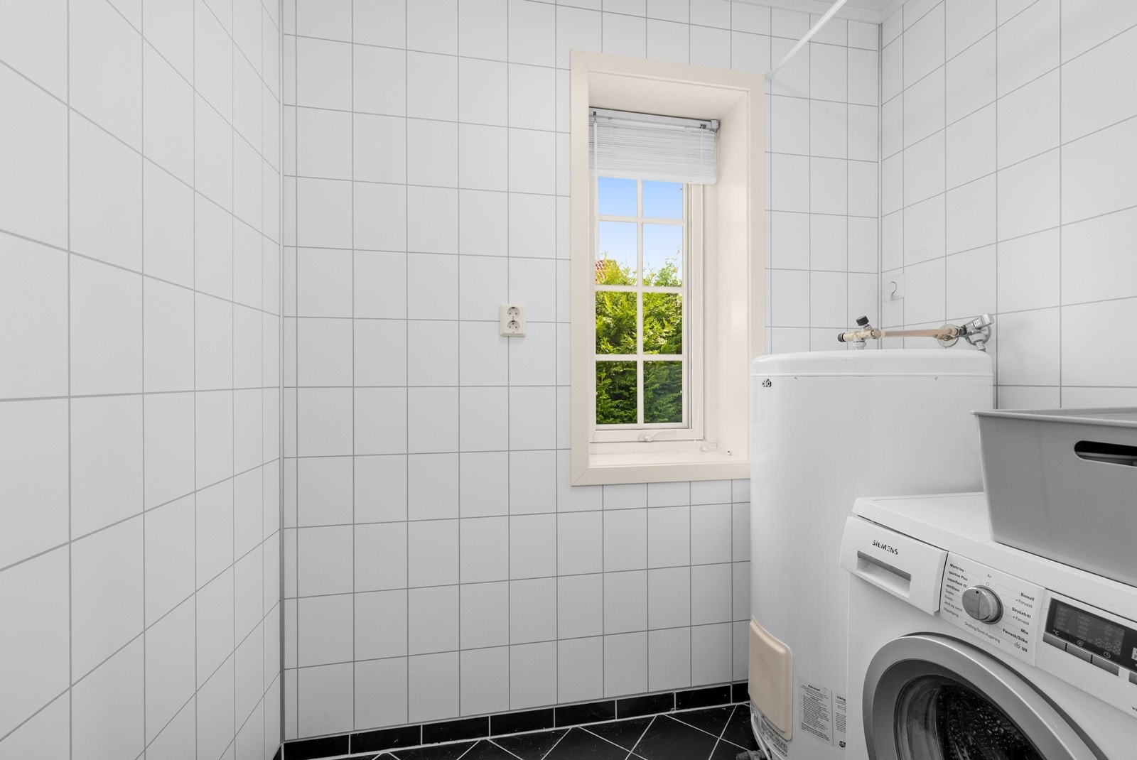 Plass til vaskemaskin og tørketrommel på badet Galleribilde