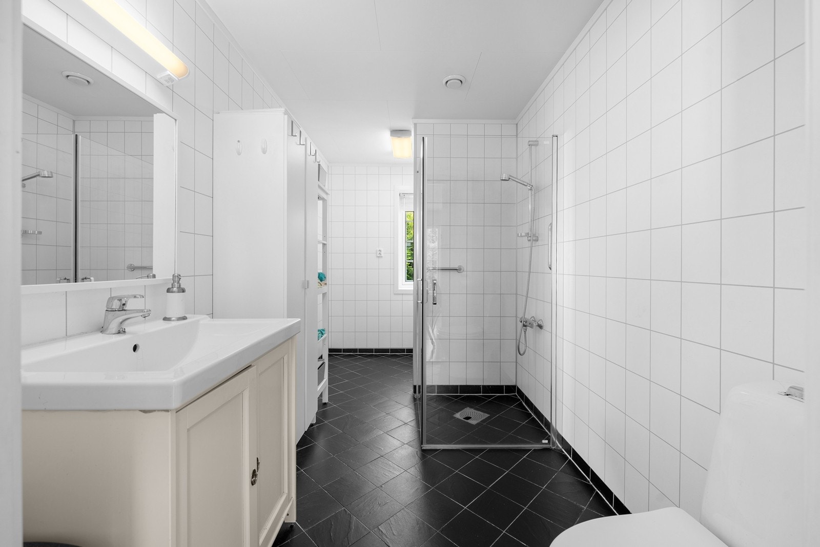 Flislagt bad/vaskerom med varmekabler i gulv. Galleribilde