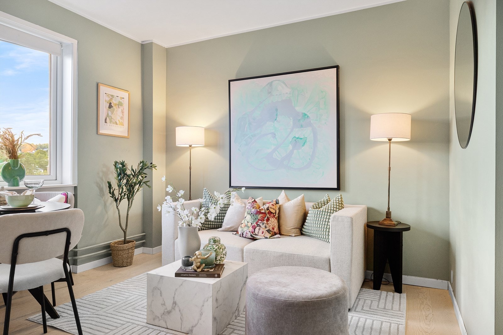 Leiligheten har glatte flater, malt i lune og delikate farger. Galleribilde