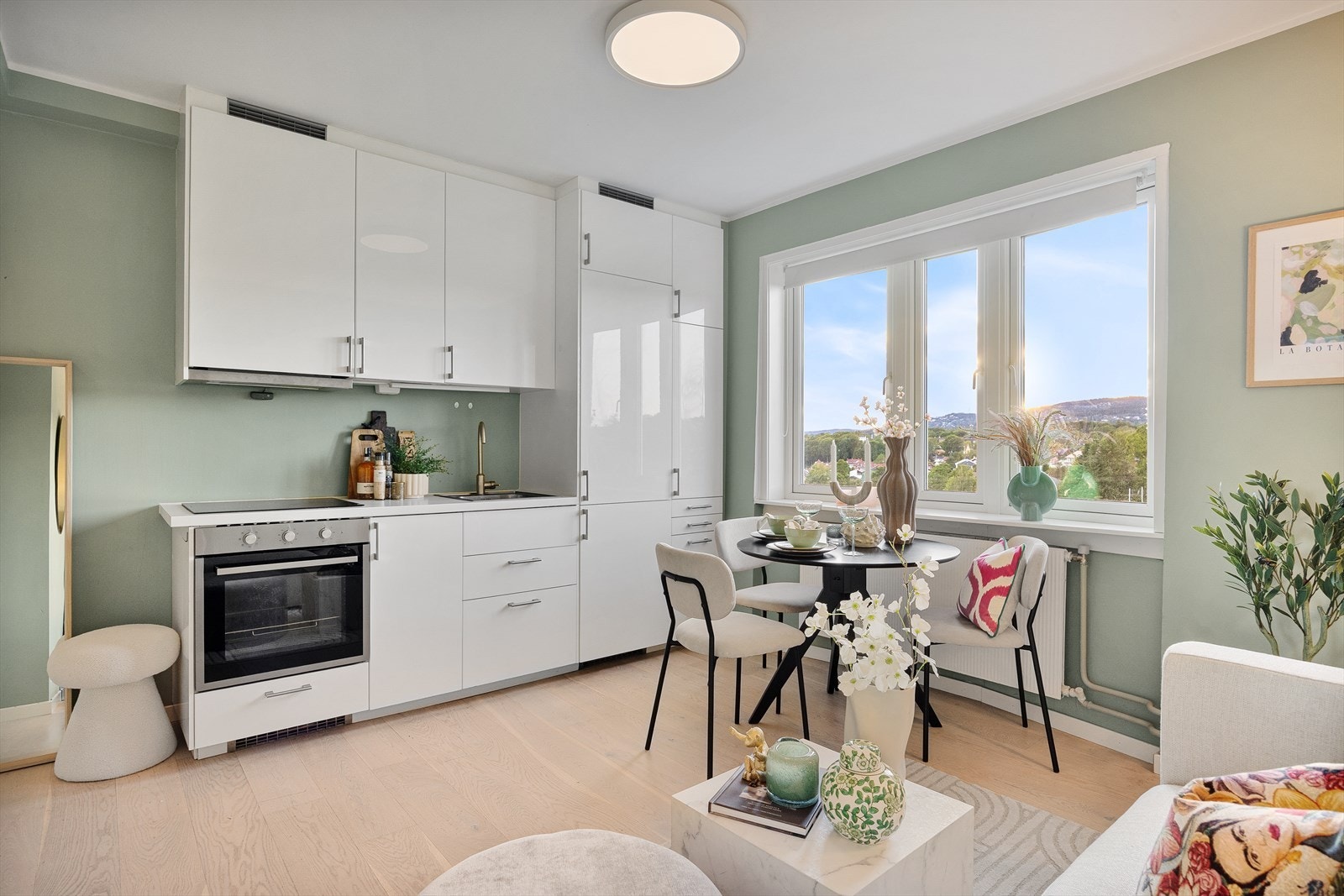 Det er god plass for spisebord i kjøkkendelen. Galleribilde