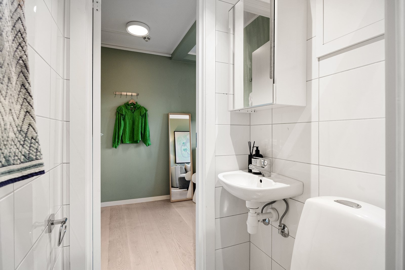 Badet er utstyrt med wc, dusjplass med vegger og servant med ettgreps blandebatteri. Galleribilde