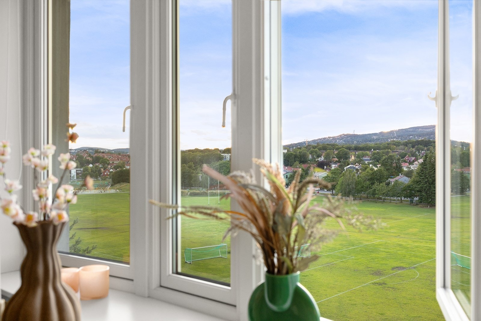 Det store vinduet fyller rommet med naturlig lys og åpner opp for et vakkert utsyn. Galleribilde