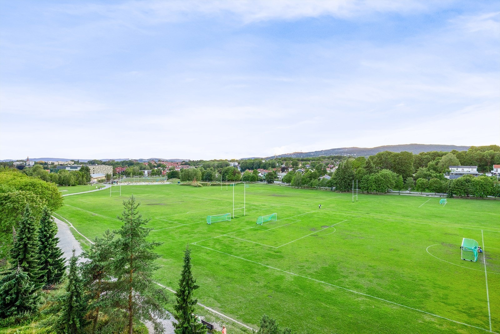 Leiligheten ligger i 6. etasje og har flott, vidstrakt utsikt mot Voldsløkka. Galleribilde