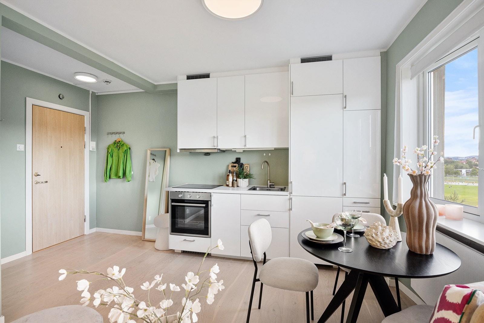 Moderne og stilren kjøkkeninnredning. Galleribilde