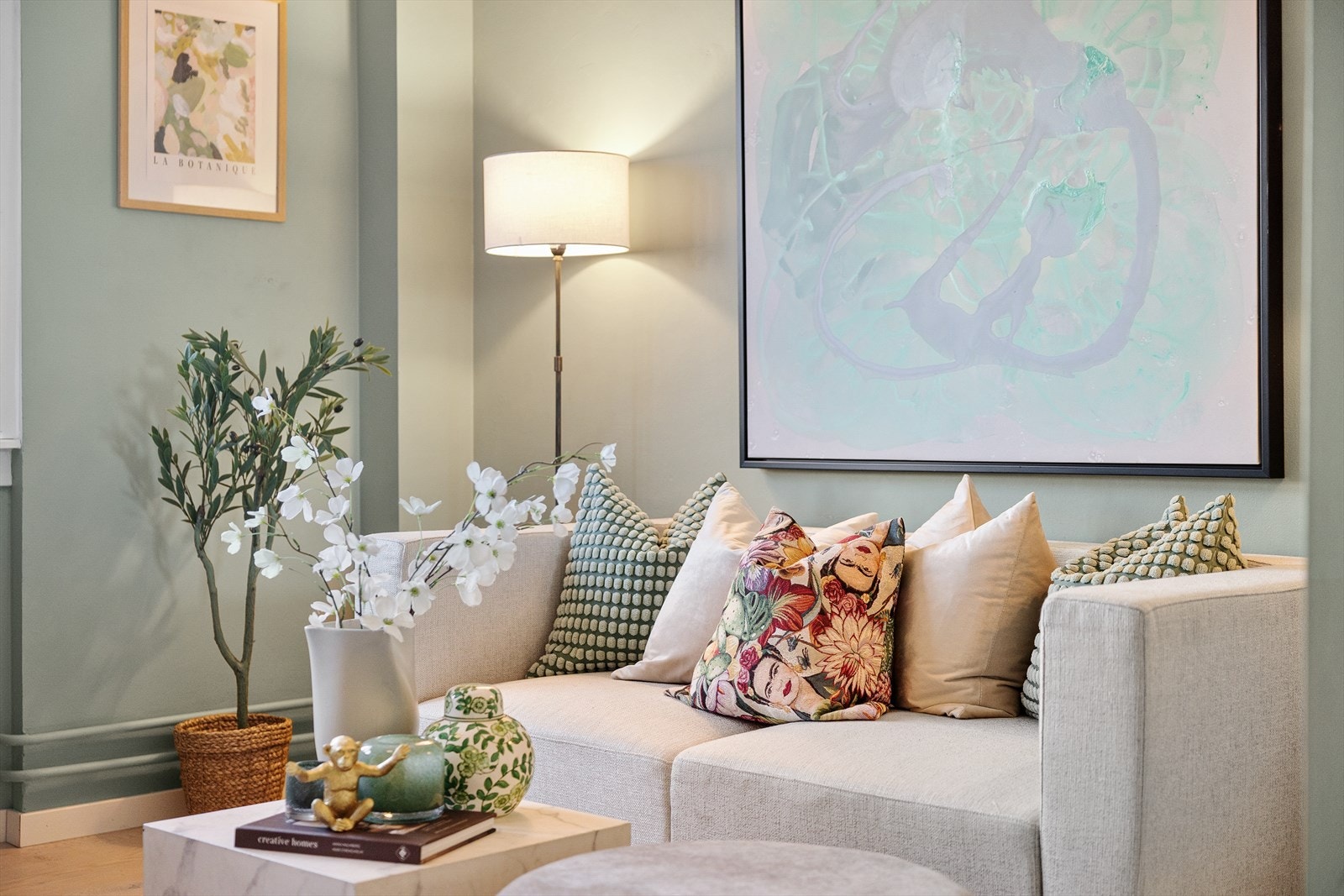 Det er god plass til en sittegruppe med tilhørende møbler. Galleribilde