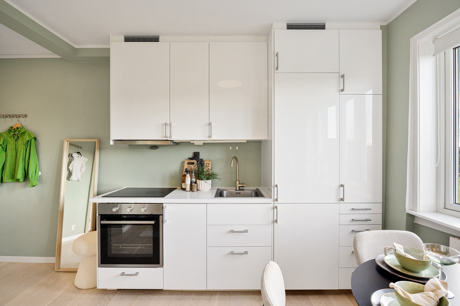 Kjøkkenet har glatte, laminerte fronter, matchende benkeplate og oppvaskkum med ettgreps blandebatteri. Galleribilde