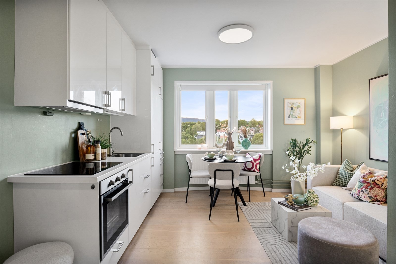 Gulvet er belagt med parkett, og leiligheten kjennetegnes av god takhøyde som gir en luftig følelse. Galleribilde