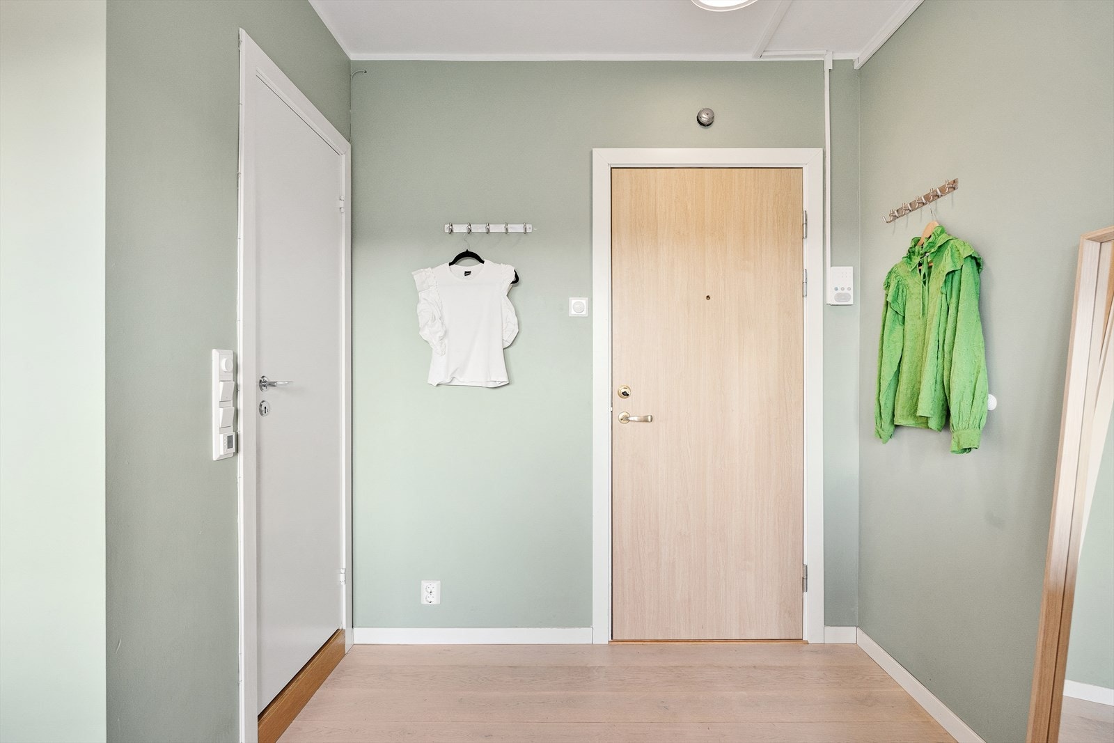 Romslig og innbydende entrégang hvor du enkelt kan henge i fra deg yttertøy og sko. Galleribilde