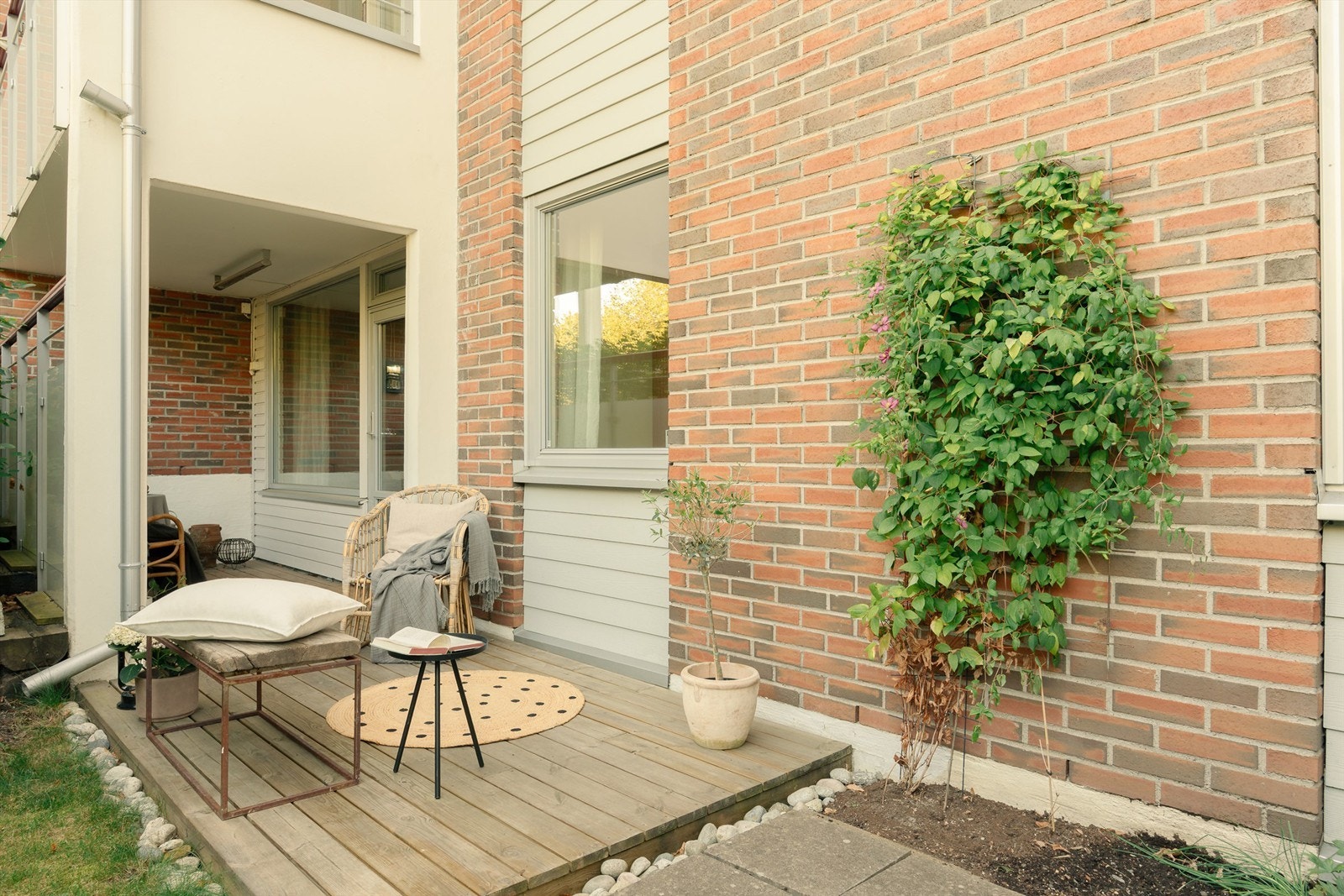 Trivelig markterrasse med overbygg og terrassevarmer. Perfekt for å nyte varme sommerdager, eller senere kvelder. Galleribilde